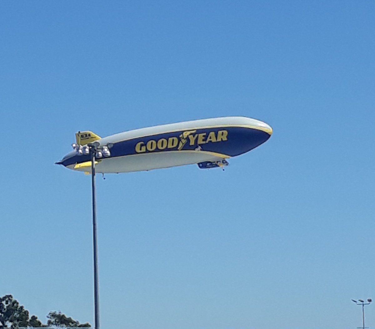 OrcSageView450's tweet photo. Good Ol Year blimp #Goodyear #blimp #photo #sight https://t.co/TZyuj4ELf4