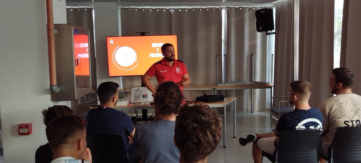 Primera reunión de nuestros entrenadores, en la que la dirección deportiva, les ha comentado las bases de nuestro proyecto. Gran trabajo para hacer que nuestros jugadores siguen evolucionando. #ÚneteanuestroUniverso #123Unión