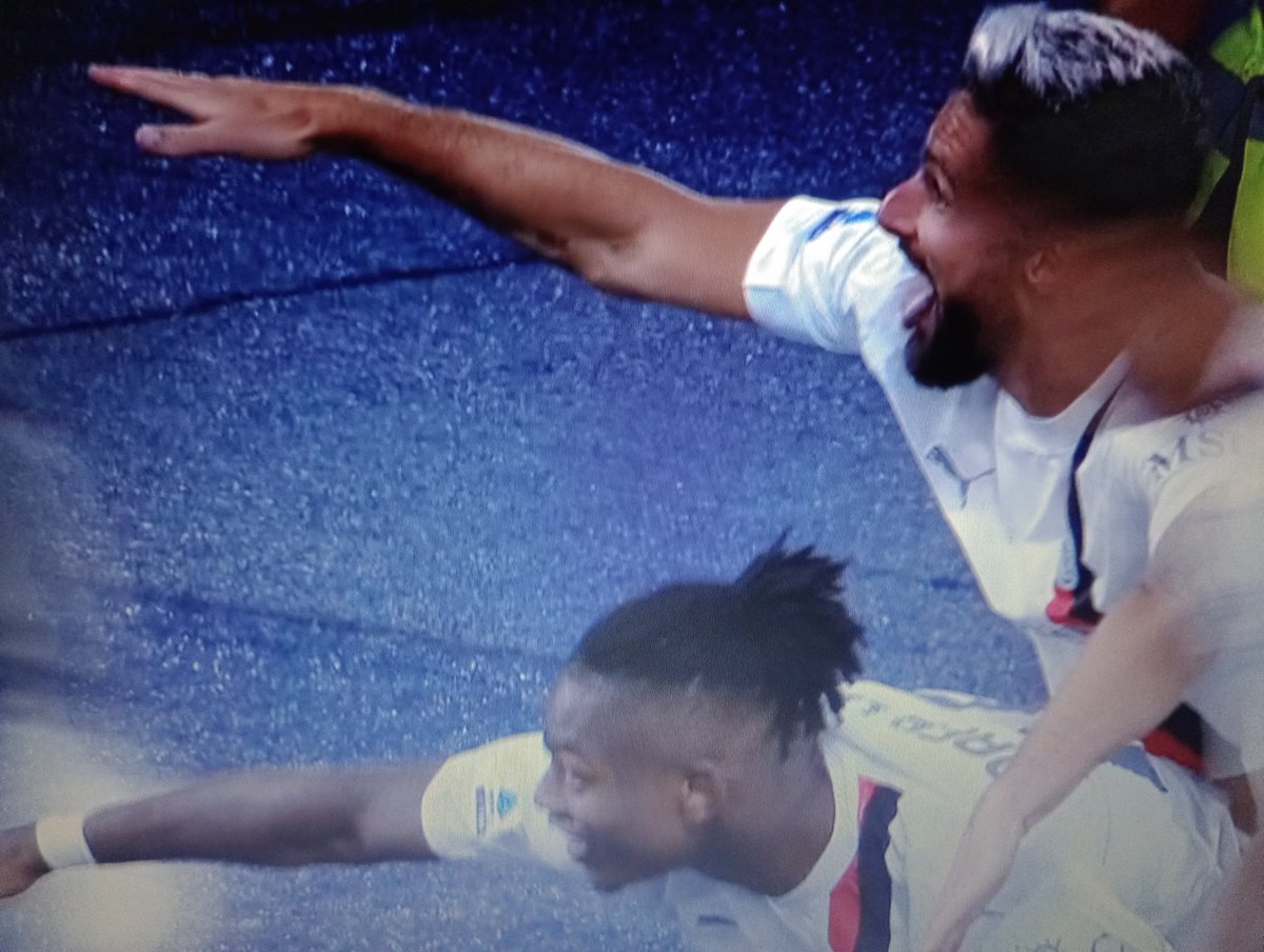 ElenalaMD7's tweet photo. Il contatto casuale cit. Marelli e Rafalicious 💥🔴⚫💪🏻 #RomaMilan #SempreMilan #SerieATIM https://t.co/2HWyxMkpi2