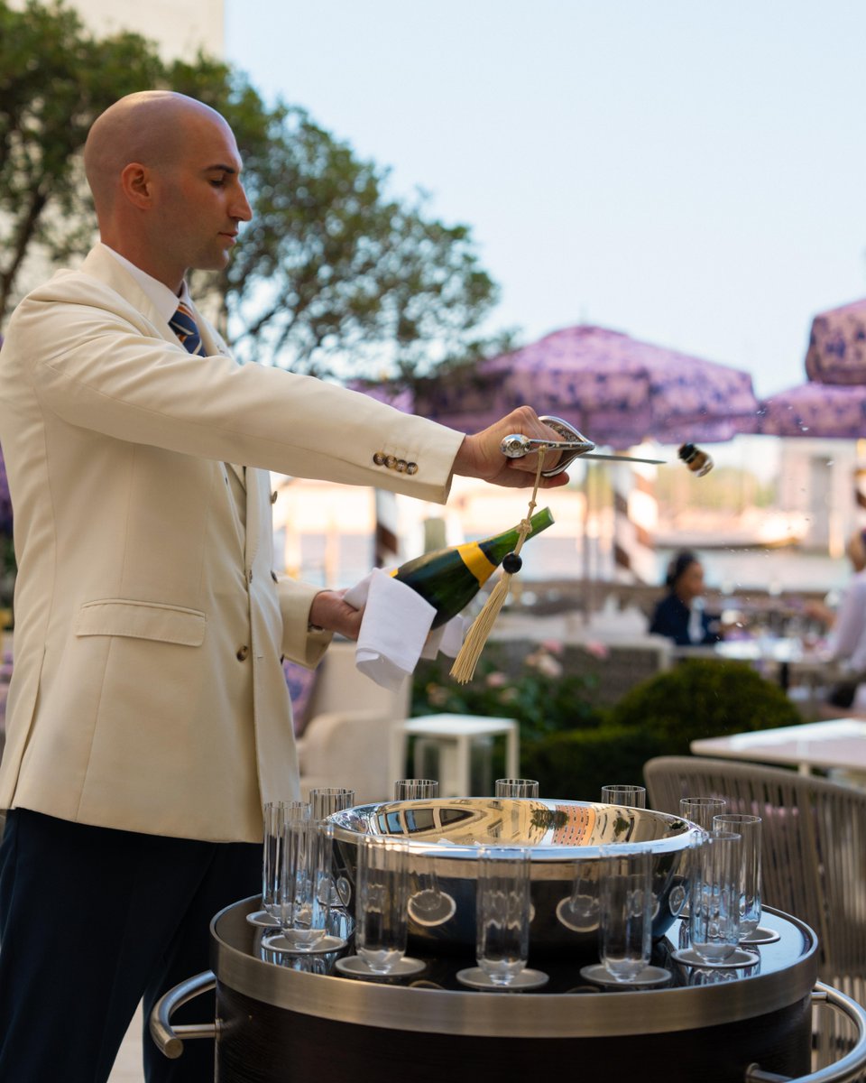 Bringing their striking porcelain to the Grand Canal, Ginori 1735 has transformed the Italianate Garden at The St. Regis Venice for end of summer celebrations and a special Midnight Supper coinciding with the Venice Film Festival. Discover more: stregis.ht/6016PQeRk