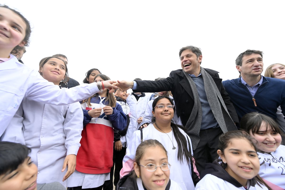 Kicillofok's tweet photo. La mejor forma de discutir con aquellos que quieren menos Estado es seguir reconociendo y ampliando derechos para nuestro pueblo.

Eso vinimos a hacer a #Pellegrini, a poner en valor todo lo que hicimos pero sobre todo para trabajar en lo que falta. https://t.co/5Gnlw1hCg6