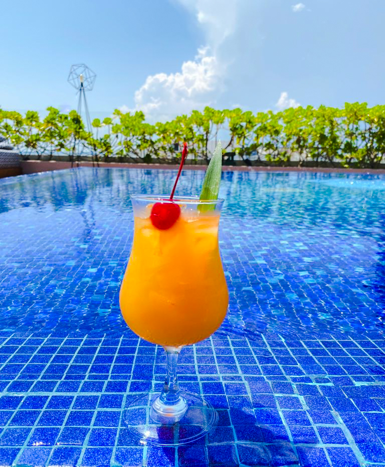 YucatanResort's tweet photo. - Be Refresh and Drench.🌤️

- Refrescarse y empaparse.🌞
#TheYucatanResort  #Rooftop https://t.co/b3iCANDPyN