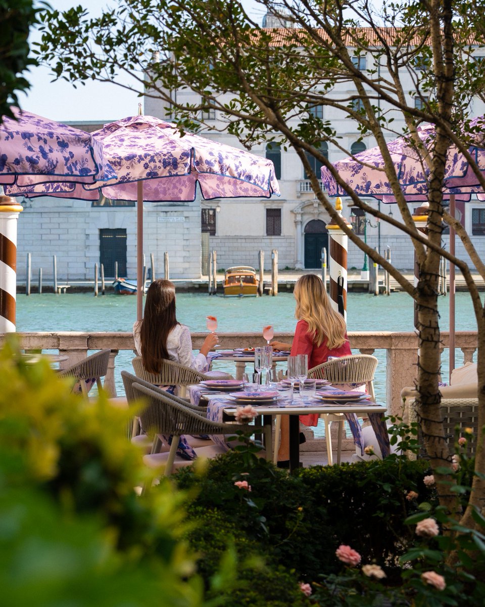 stregishotels's tweet photo. Bringing their striking porcelain to the Grand Canal, Ginori 1735 has transformed the Italianate Garden at The St. Regis Venice for end of summer celebrations and a special Midnight Supper coinciding with the Venice Film Festival. Discover more: https://t.co/USdFJaFXU6 https://t.co/t3nhhAAEQg