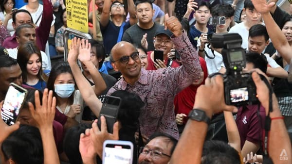 ChannelNewsAsia's tweet image. SINGAPORE PRESIDENTIAL ELECTION: Tharman Shanmugaratnam is the next President after a landslide victory with 70.4% of the vote; Ng Kok Song finishes second (15.72%), followed by Tan Kin Lian (13.88%) cna.asia/45zPVzk #PE2023