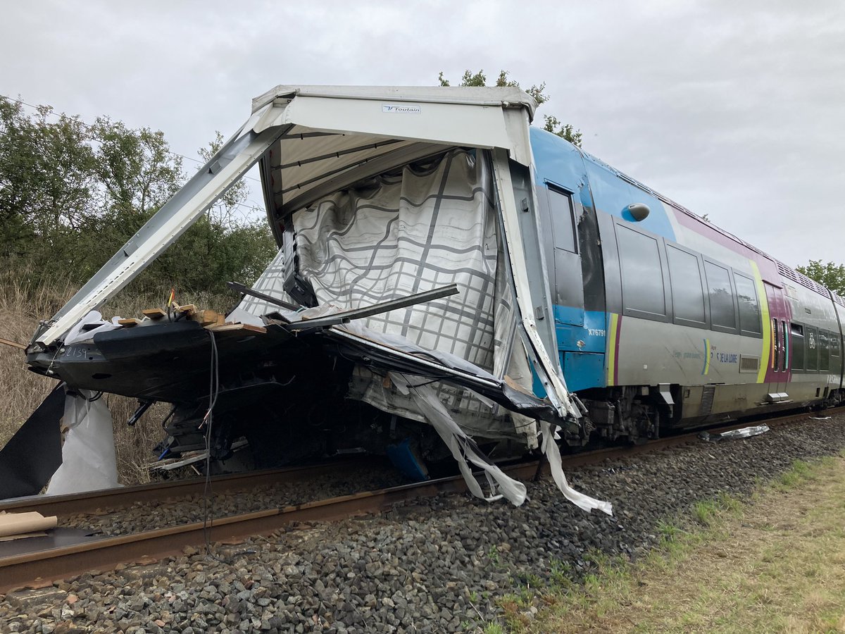 LaurenceCouvran's tweet photo. @TERPays2LaLoire L’accident a eu lieu à #Chemillé-en-Anjou et non #Chalonnes https://t.co/ANa98yJjfL