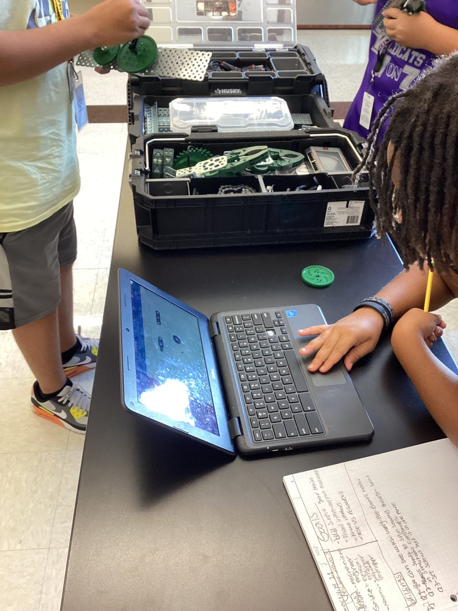 mariov0204's tweet photo. Students are learning to build Simple Gears and how they work! All in a days lesson at the W! @TruettWilsonMS #WMStotheMax @NisdCTE https://t.co/GqIJ8h6YbH