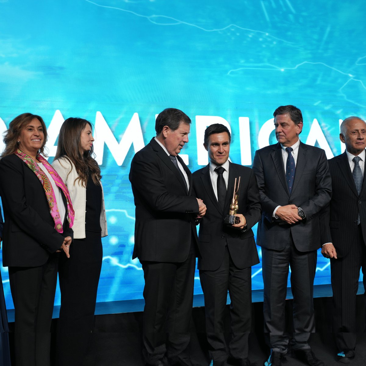 AngloAmericanCL's tweet photo. Anoche, la Sociedad Nacional de Minería nos distinguió con su premio anual, que entrega desde 1990.

Este reconocimiento destaca el desempeño productivo de las empresas asociadas de la gran, mediana y pequeña minería, metálicas y no metálicas. La ceremonia se enmarcó en su cena anual, que fue encabezada por el Presidente de la República, Gabriel Boric.

De mano de integrantes de la mesa directiva de SONAMI, nuestro presidente ejecutivo en Chile, Patricio Hidalgo, junto a parte de nuestros principales líderes, recibió el galardón 2023 en la categoría de grandes productores.

Agradecemos a @Sonami_Chile por este importante premio que reconoce la labor de todo nuestro equipo.

Los invitamos a revisar algunos momentos de la jornada.