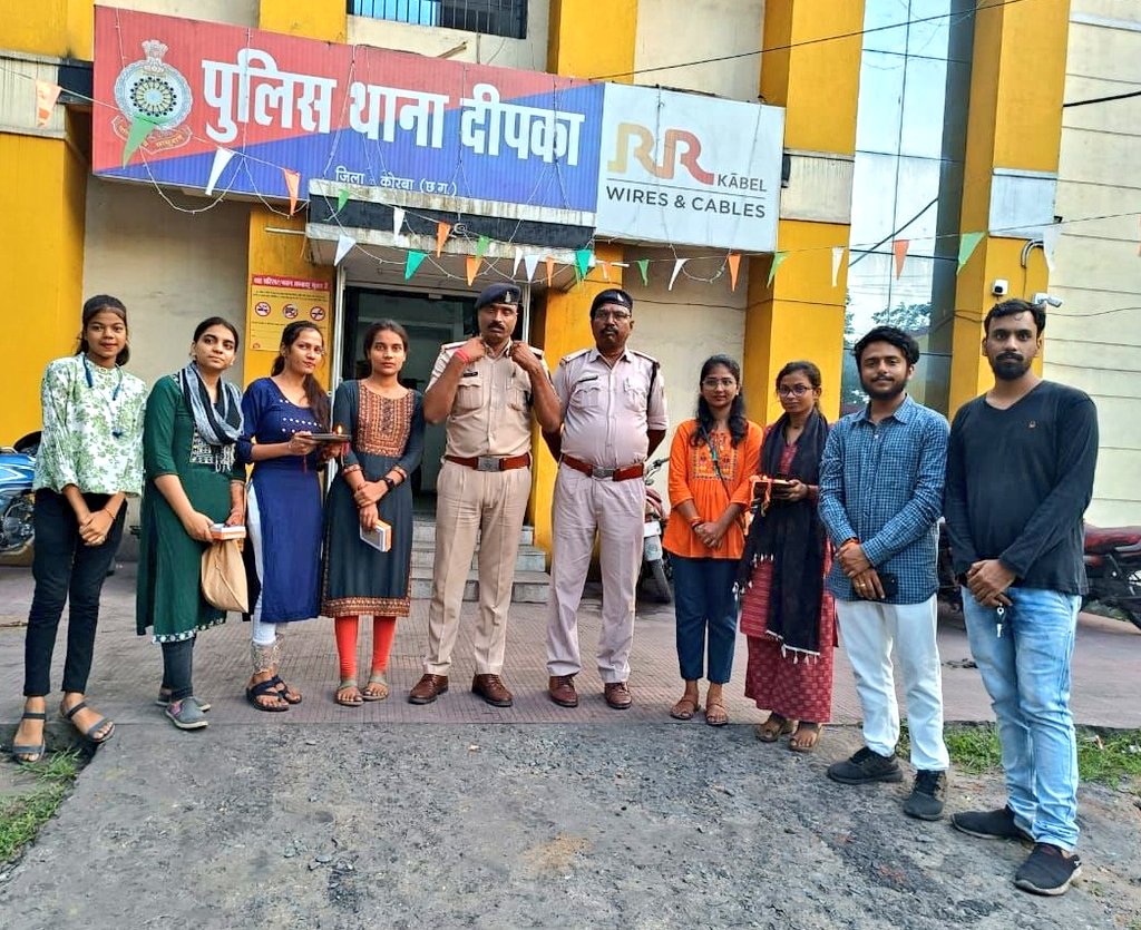 Aashika__Singh's tweet photo. अखिल भारतीय विद्यार्थी परिषद इकाई दीपका जिला कोरबा के छात्रा कार्यकर्ताओं द्वारा रक्षाबंधन के पर्व पर पुलिस जवानों को रक्षासूत्र बांधकर रक्षाबंधन मनाया गया।

@ABVPVoice 
@abvpcg 
@abvp_korba https://t.co/qHLTrmtmcn