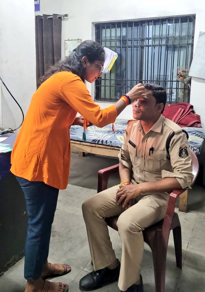 Aashika__Singh's tweet photo. अखिल भारतीय विद्यार्थी परिषद इकाई दीपका जिला कोरबा के छात्रा कार्यकर्ताओं द्वारा रक्षाबंधन के पर्व पर पुलिस जवानों को रक्षासूत्र बांधकर रक्षाबंधन मनाया गया।

@ABVPVoice 
@abvpcg 
@abvp_korba https://t.co/qHLTrmtmcn
