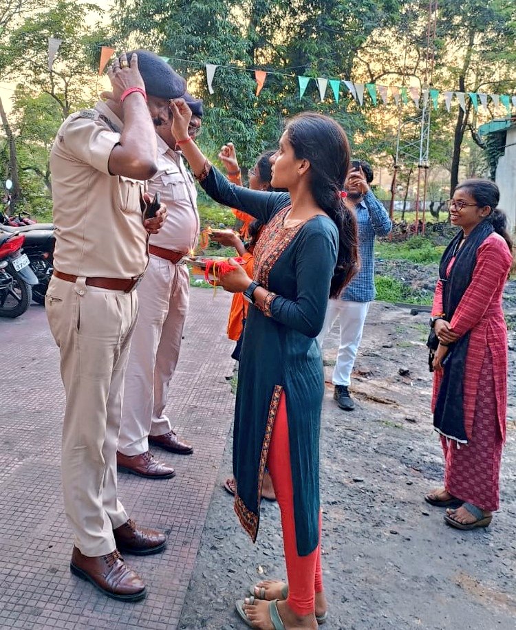 Aashika__Singh's tweet photo. अखिल भारतीय विद्यार्थी परिषद इकाई दीपका जिला कोरबा के छात्रा कार्यकर्ताओं द्वारा रक्षाबंधन के पर्व पर पुलिस जवानों को रक्षासूत्र बांधकर रक्षाबंधन मनाया गया।

@ABVPVoice 
@abvpcg 
@abvp_korba https://t.co/qHLTrmtmcn