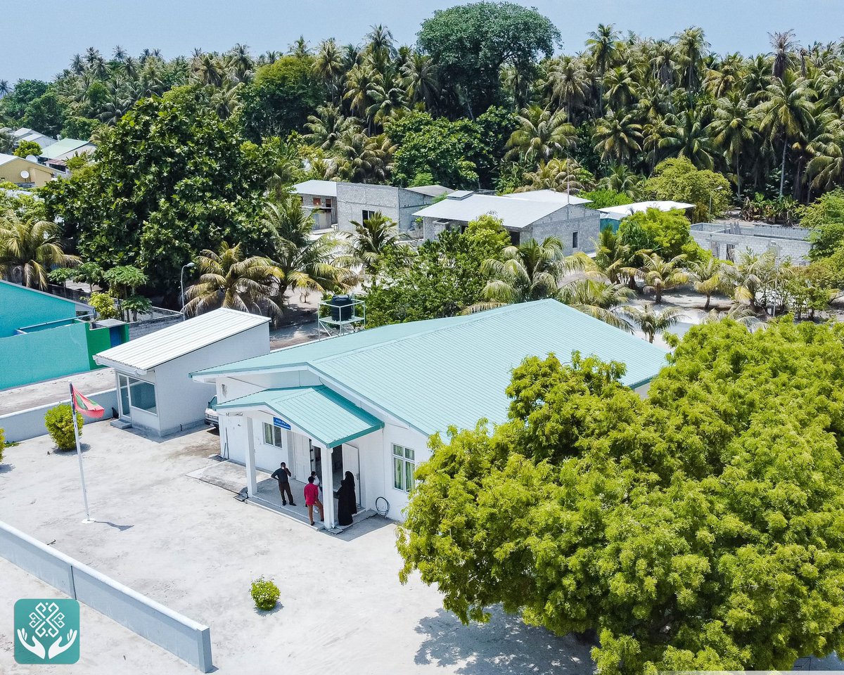 KRHmv's tweet photo. ހ.ދ ހިރިމަރަދޫ ސިއްހީ މަރުކަޒުގައި ގުދަނަކާއި ގަރާޖެއް ހަދައި، ކަރަންޓް ވިއުގަ 3 ފޭސްއަށް ބަދަލުކޮށް އަދި އެހިނިހެން މަރާމާތުތައް ކުރުމަށް ޕްލަސް ބީ އާއިއެކު 1،499،900 ރުފިޔާއަށް 59 ދުވަސް ތެރޭގައި ނިންމަން ވެވުނު އެއްބަސްވުމަކީ 2008 ވަނަ އަހަރު ސިއްހީ މަރުކަޒު ހުޅުވުން ފަހުން މި ސްކޭލްގައި ކުރެވޭ ފުރަތަމަ މަރާމާތު.
 
މި މަސައްކަތް ނިމުމުން މަރުކަޒުން ކަރަންޓު ކެނޑުމުގެ މައްސަލަ ހައްލުވެ، އެމްބިއުލާންސް ހިޔާކުރެވޭނެ އިންތިޒާމް ހަމަޖެހި، މިހާރު ލޭބަރ ރޫމް، ހޯލްވޭ، ވޯރޑްގައި ބެހެއްޓިފައިވާ މުދާތައް ރައްކާތެރިގޮތެއްގައި ބެހެއްޓޭނެ އިންތިޒާމު ހަމަޖެހޭނެ. އަދި މީގެ އިތުރުން މަރުކަޒުގެ މޫނުމަތި ރީތިކުރެވި، ރައްޔިތުން ހިދުމަތް ހޯދައި ކައުންޓަރު ޤާއިމްކުރެވިގެންދާނެ. ސަރުކާރުގެ އަމާޒަކީ ކުޑަ ރަށެއް، ބޮޑު ރަށެއް ނުބަލައި އެންމެނަށް އަސާސީ ހިދުމަތްތައް ކަށަވަރުކޮށްދިނުން.

@HirimaradhooHC 
@hirimaradhoo 
@HdhAtollCouncil 
@MoHmv 
@governmentmv 
@presidencymv