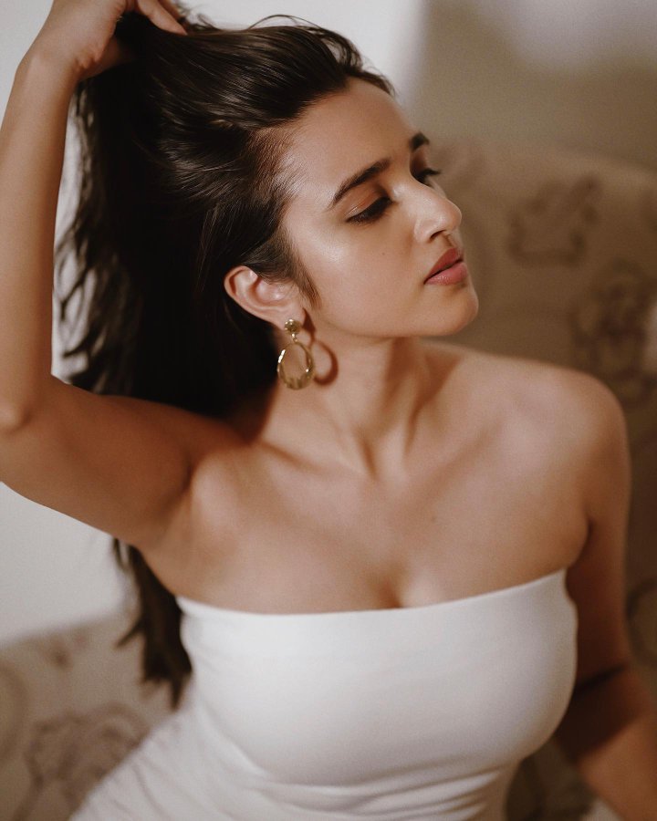 F49C6yHXsAIgIJD?format=jpg&name=900x900