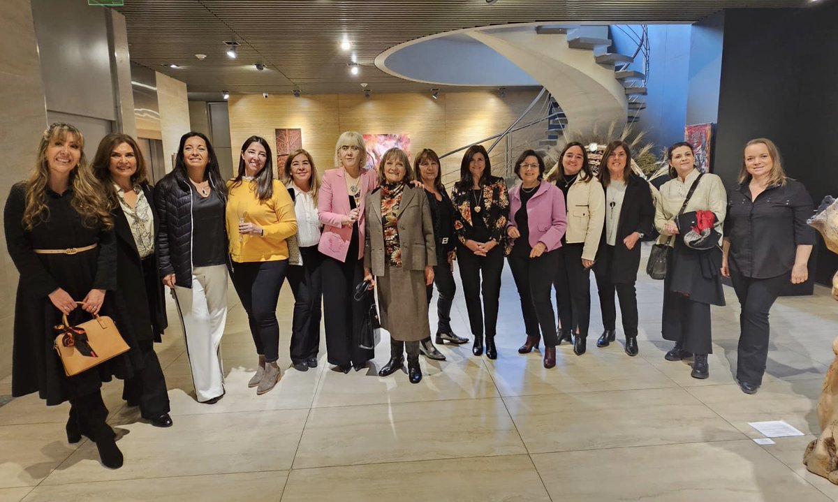 GabrielaVTesta's tweet photo. Distinguimos a la Asociación Mujeres del Vino de Argentina (https://t.co/SNOqLi9mTa.V.A.) en su 10 Aniversario, por promover el rol de la mujer, procurar mejores condiciones de trabajo y equidad de oportunidades laborales en el sector vitivinícola y en otros ámbitos de Mendoza. https://t.co/kRn8N3toST