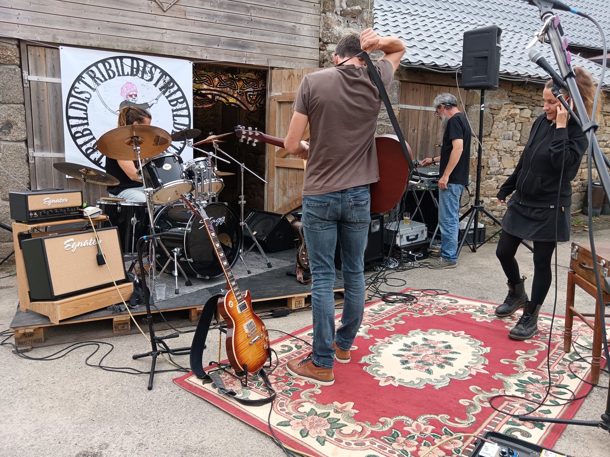 Ce soir, c'est Distribil en concert

La brasserie est ouverte, le marché aussi...

La météo à décidé d'être clémente. On vous attend !