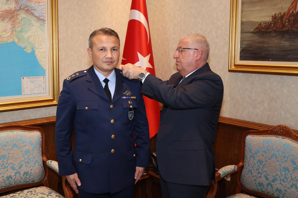 tcsavunma's tweet photo. Millî Savunma Bakanı Yaşar Güler, uzaya gidecek ilk Türk olan Hava Kuvvetleri personelimiz Pilot Albay Alper Gezeravcı’yı kabul etti.

Bakan Yaşar Güler, Albay rütbesine yükselen Alper Gezeravcı’ya yeni rütbesini takarak görevinde ve gerçekleştireceği uzay yolculuğunda başarılar diledi.

#MillîSavunmaBakanlığı #YaşarGüler
