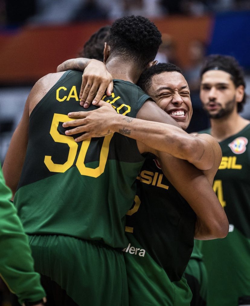 FIBA_es's tweet photo. Brasil 🇧🇷 vence a Canadá 🇨🇦 en el cierre (69-65) con @Bruno_Caboclo como lider (19 puntos y 13 rebotes). 🔥
📊https://t.co/h8QEWHJwnI
#FIBAWC #WinForBrasil https://t.co/MvZOd93Grw