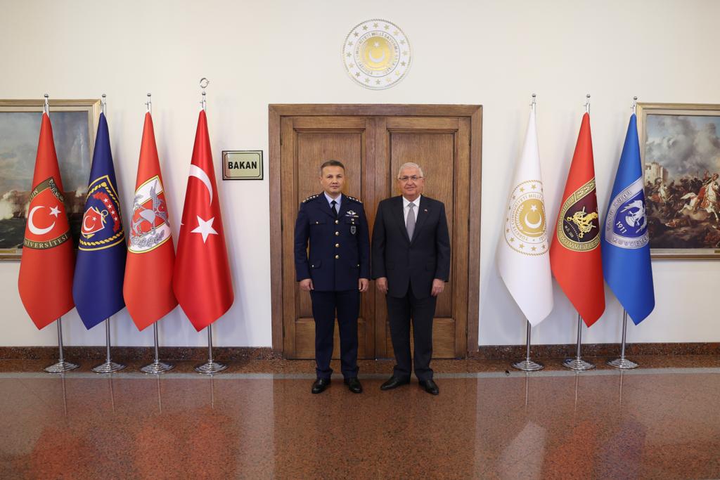 tcsavunma's tweet photo. Millî Savunma Bakanı Yaşar Güler, uzaya gidecek ilk Türk olan Hava Kuvvetleri personelimiz Pilot Albay Alper Gezeravcı’yı kabul etti.

Bakan Yaşar Güler, Albay rütbesine yükselen Alper Gezeravcı’ya yeni rütbesini takarak görevinde ve gerçekleştireceği uzay yolculuğunda başarılar diledi.

#MillîSavunmaBakanlığı #YaşarGüler