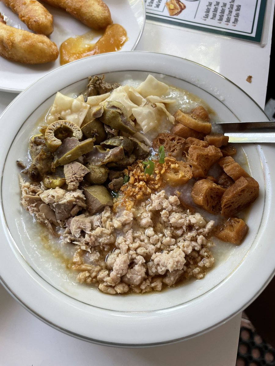 Ariefboediman's tweet photo. Maen ke klaten buat cobain warung satu ini, menyediakan bubur, kopi, roti, bakpao dan pisang srikaya, di jam 11 keatas ada menu nasi, Tapi syg ga sempet cobain. Best sellernya bubur dengan suwiran ayam kampung dan ada pilihan pake telor ayam kampung atau pake telor asin #kulyog https://t.co/fpOwkk6kdc