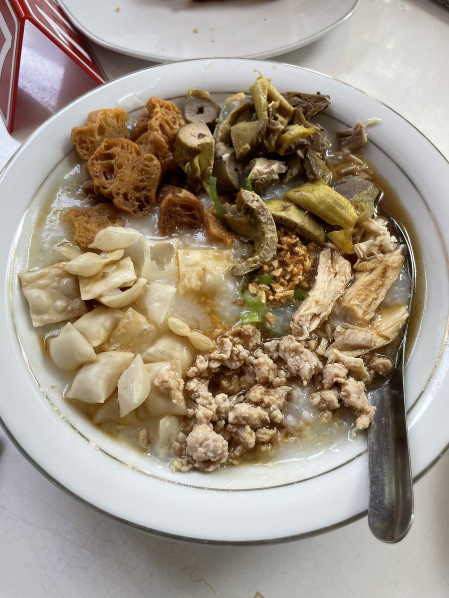 Ariefboediman's tweet photo. Maen ke klaten buat cobain warung satu ini, menyediakan bubur, kopi, roti, bakpao dan pisang srikaya, di jam 11 keatas ada menu nasi, Tapi syg ga sempet cobain. Best sellernya bubur dengan suwiran ayam kampung dan ada pilihan pake telor ayam kampung atau pake telor asin #kulyog https://t.co/fpOwkk6kdc