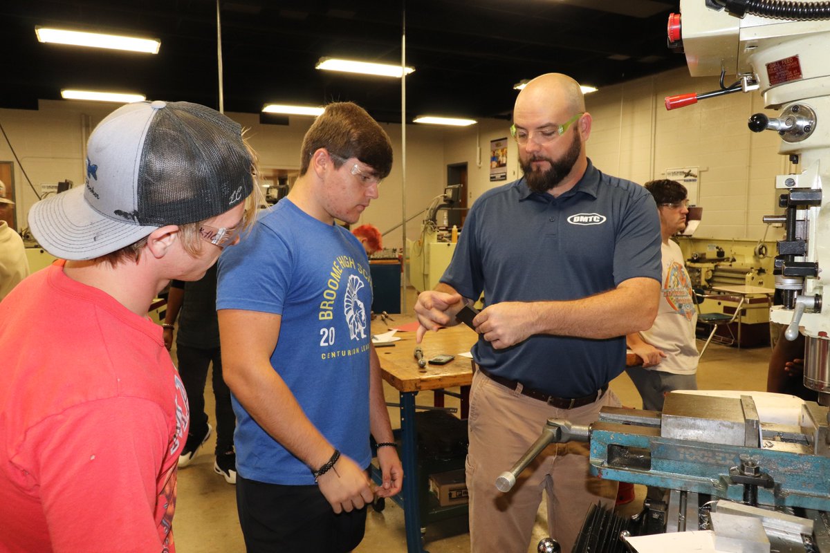 dmtcsc's tweet image. From Cartesian Coordinates to Milling Machine Cuts 🚀🔧 Machine Tool Technology students are mastering diverse skills in MTT!  #BlueprintDimensions #CartesianCoordinates #DimensionalLearning #millingmachine #machinetooltechnology #MTT