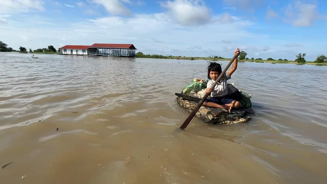 PutheanyKim's tweet photo. This breaks my heart as I'm currently sitting in the train, behind me is this small girl talking in freedom and learning everything about the world easily and this Cambodian girl, on the picture, is struggling to go to school but still trying her hardest best to get there. https://t.co/N8ogWvaH8p