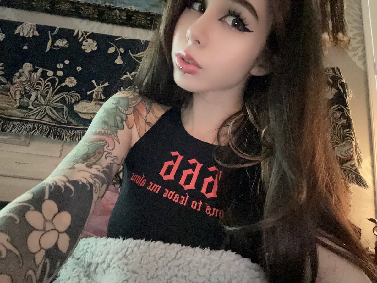 kiwithesmol's tweet photo. i ate cookies for dinner last night… :> https://t.co/7XdlZQa1s3