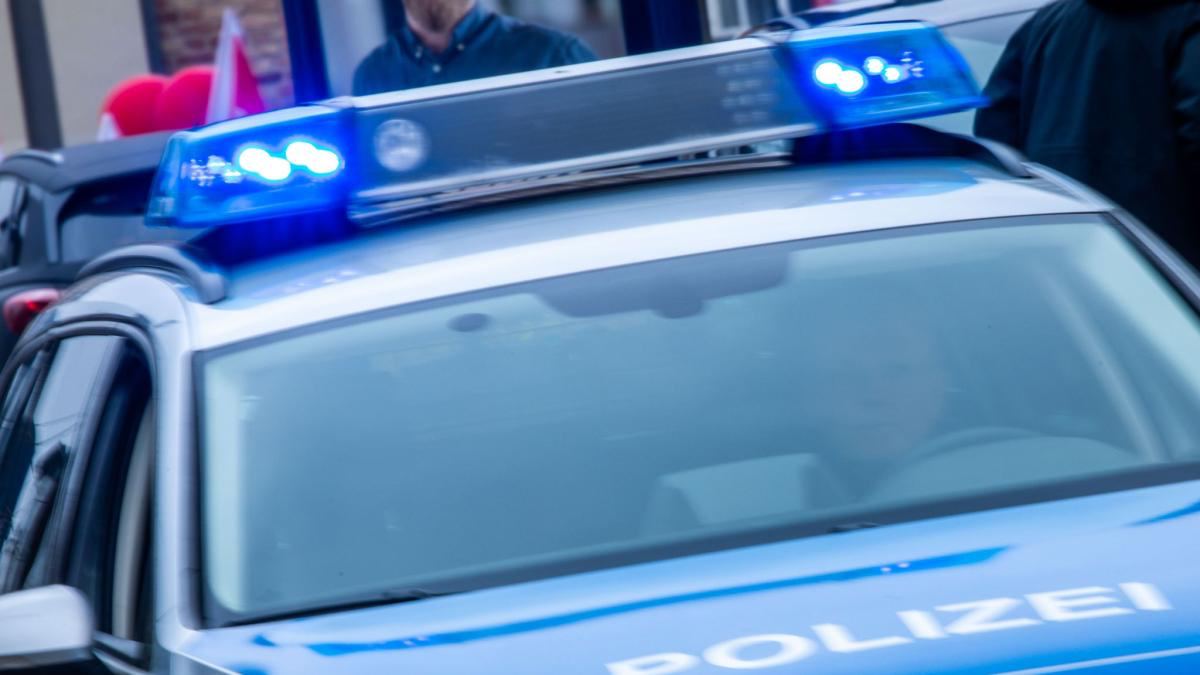 nexta_tv's tweet photo. ❗️ In #Germany, a man threw a 10-year-old boy off a bridge because of the Ukrainian language

In the German town of Einbeck, several Ukrainian children were playing near the bridge when an unknown man began to complain that they were speaking Ukrainian. He ordered them to speak in Russian and then said that "Ukraine started the war". 

According to the prosecutor's office, the man threw the 10-year-old boy over the bridge railing into the canal. The child hit the iron beams and suffered injuries to his head and left leg. While the boy was lying in the canal, the man threw a glass bottle at him, which hit the child's right shoulder. After that, the unknown man left. The children then warned their parents. 

According to the representative of the prosecutor's office, the boy was not seriously injured. He was treated at the hospital and then released.

The prosecutor considers the attack, which took place last Saturday (August 26), to be politically motivated. Police are looking for the perpetrator and are asking witnesses for information.

📰 Welt