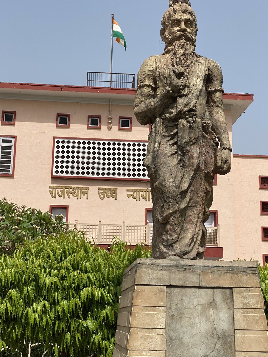 MandalNama's tweet image. साथियों जय भीम , जय मण्डल 

चलो आज देख ही लेते है बहुजन की एकता का पैमाना कहाँ  तक पहुँचा है देश 🇮🇳में ❓

इन दोनों मूर्तियों में से देश के उच्चतम न्यायालयों में कौन सी मूर्ति लगी होनी चाहिए 

मनु की मूर्ति के लिए।         बाबा साहिब की मूर्ति 
 Like ❤️ करे।                 के…