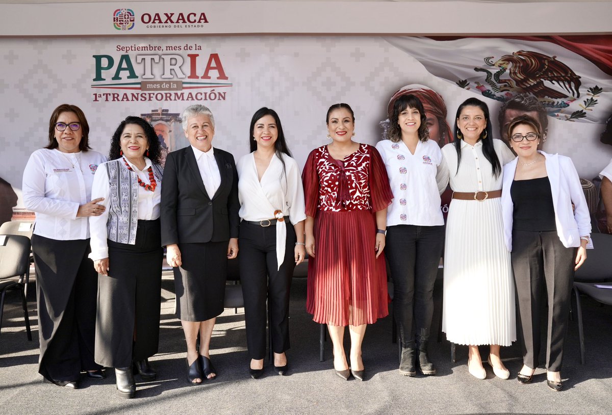 Elisa_ZepedaOax's tweet photo. Junto a compañeras y compañeros del @GobOax estuvimos hoy en la ceremonia del inicio de “Septiembre,mes de la Patria, mes de la primera transformación”. 
Reafirmamos nuestro compromiso por la justicia, la igualdad y la libertad de mujeres y hombres. https://t.co/wEJGjv92lQ