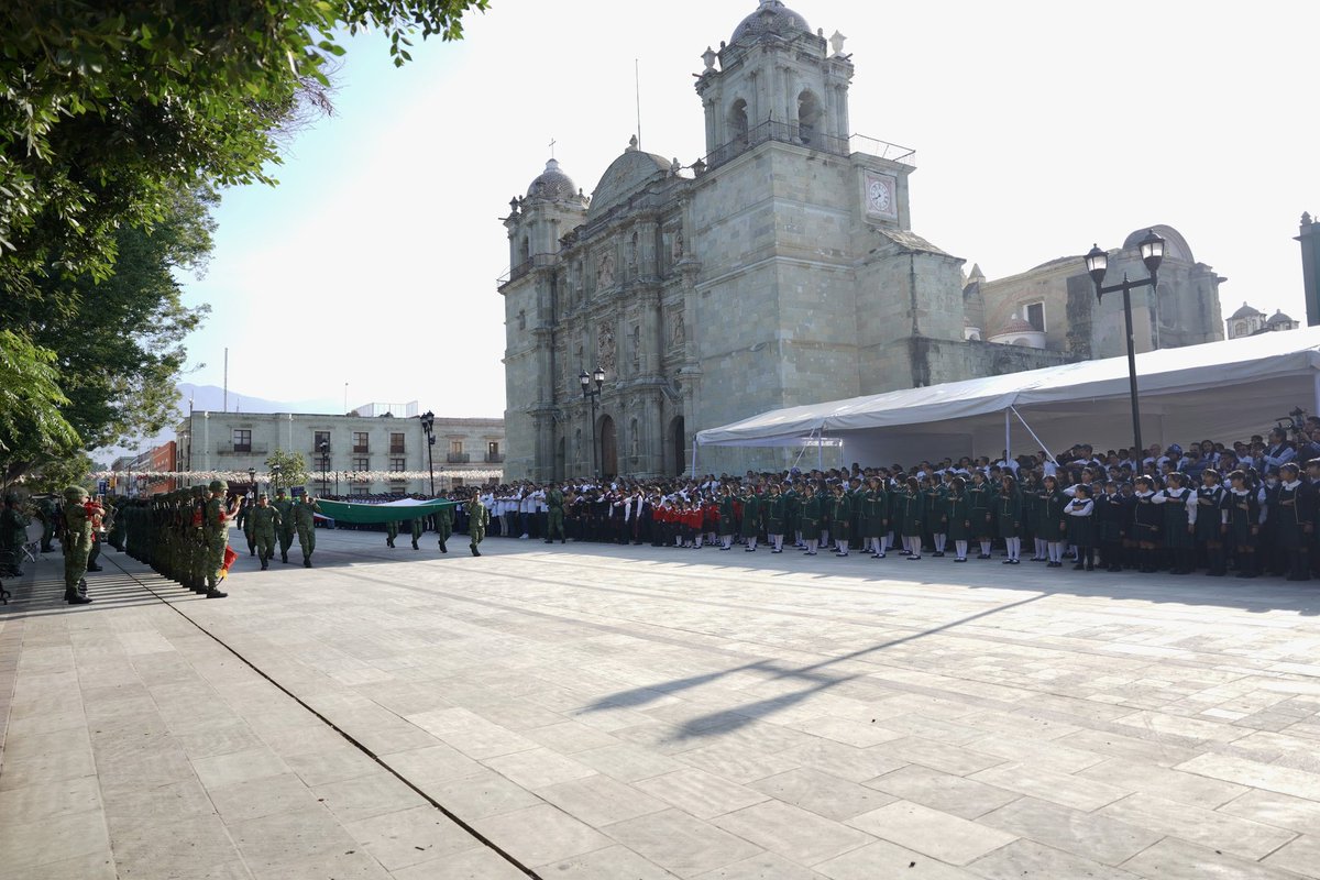 Elisa_ZepedaOax's tweet photo. Junto a compañeras y compañeros del @GobOax estuvimos hoy en la ceremonia del inicio de “Septiembre,mes de la Patria, mes de la primera transformación”. 
Reafirmamos nuestro compromiso por la justicia, la igualdad y la libertad de mujeres y hombres. https://t.co/wEJGjv92lQ