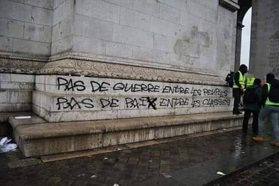 Sarı yelekliler tarafından Zafer Takı'na yazılmış bir yazı: Halklar arası savaşa, sınıflar arası barışa hayır!
#1EylülDünyaBarışGünü