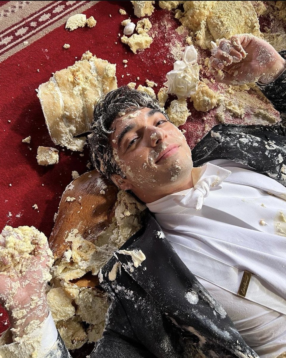 bibitirlibibi's tweet image. So so much cake! 
"I tasted sugary for a week"
#RWRBMovie #Cakegate