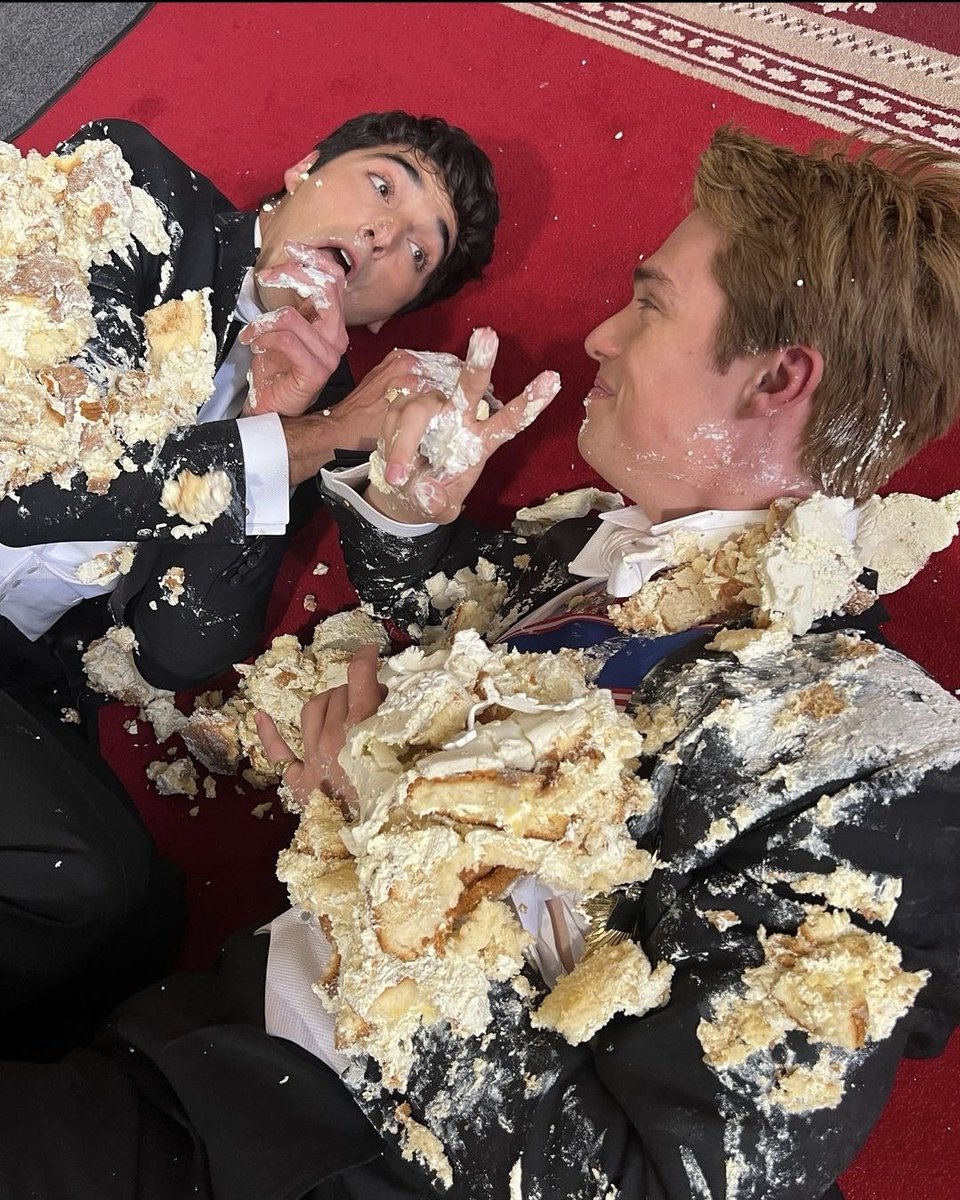 bibitirlibibi's tweet image. So so much cake! 
"I tasted sugary for a week"
#RWRBMovie #Cakegate