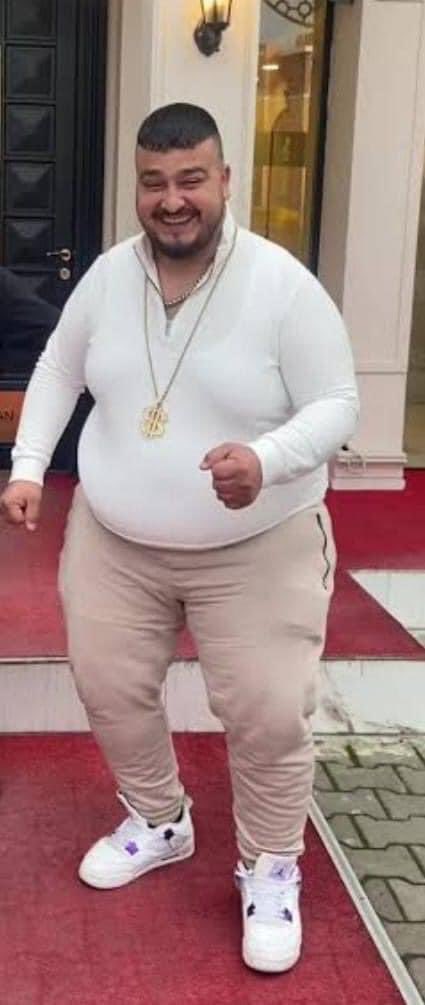 OrhKILINC's tweet photo. Bu adamın 15 milyon takipçisi var.

Bilim adamı değil, doktor, mühendis veya Alim değil.

Tek bir mahareti var; göbeğini oynatmak.

Neyi mi anlatmak istiyorum ?

Toplumun kalitesinin ne kadar düştüğünü, ‘çoğunluğun’ ne kadar boş olduğunu!

Evet bu böyledir, aslında ahir zamanda insanların ne kadar boş ve beleş olduğunu, toplumun peygamberimizin ‘ TAFİH ‘ denilen boş insanlar peşinde gideceğini bizlere haber veriyor.