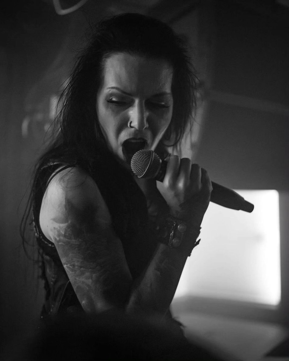 DEGGIAL15's tweet photo. Britta Görtz 🌹❤️🔥
#brittagoertz #brittagörtz #hiraes #metalgoddesses
#metalsinger
#singing #vocalist #solitary #musicvideo #metalvideo https://t.co/kxfbV4o9o7