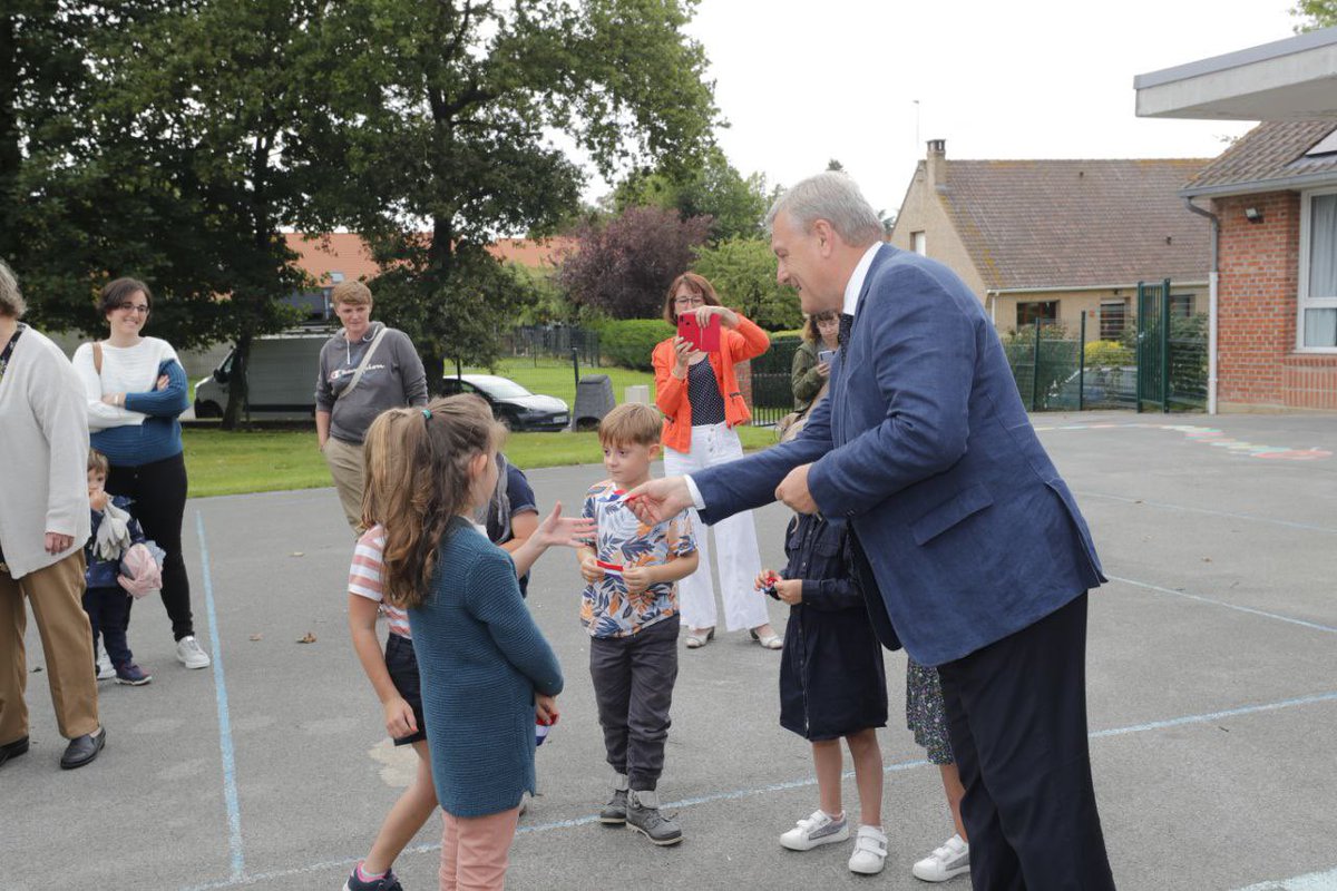 departement59's tweet photo. 🏗️Inauguration des travaux de rénovation énergétique de l’école des grands Chênes à Socx, en présence de @christianpoiret.

Le chantier, qui s’inscrit dans les objectifs du plan #Nord durable, a été soutenu par le Département à hauteur de 227 000 euros 👉 https://t.co/iQcnS7UDLv https://t.co/PhyDknIUWb