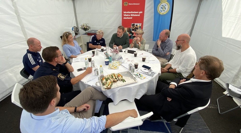rfsisuvg's tweet photo. Bra och viktigt rundabordssamtal på #frihamnsdagarna på tema ”Idrott och inkludering – gemensamma satsningar i utsatta områden”. Idrottsrörelsen, politiker från Göteborgs Stad, näringslivet, allmännyttan och Polisen diskuterade stöd till föreningar och ökad samverkan. #gbgpol https://t.co/JmBmIQxALa