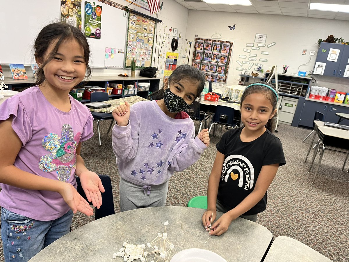 ELforestfriends's tweet photo. Starting off the year with a marshmallow building team challenge. #pvlearns https://t.co/OM8NrORzi2
