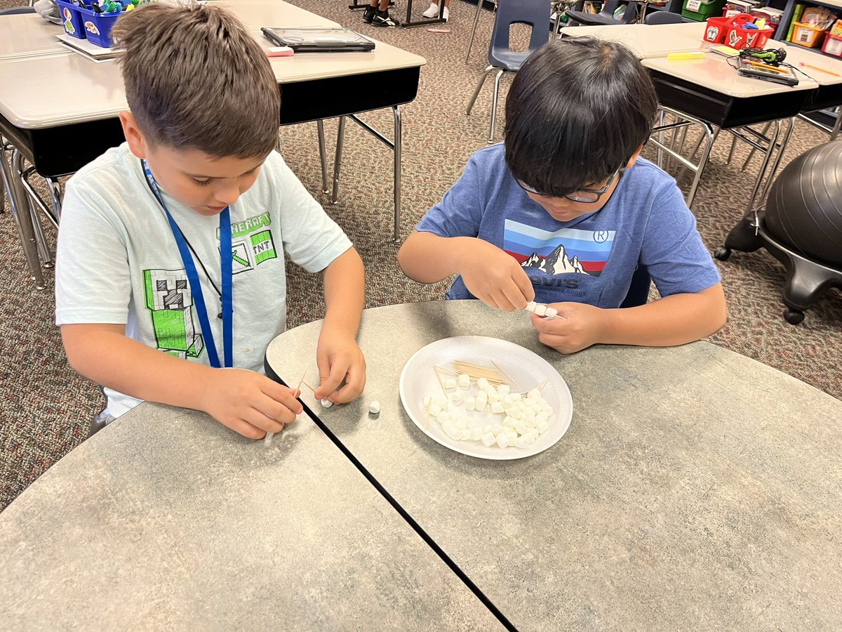 ELforestfriends's tweet photo. Starting off the year with a marshmallow building team challenge. #pvlearns https://t.co/OM8NrORzi2