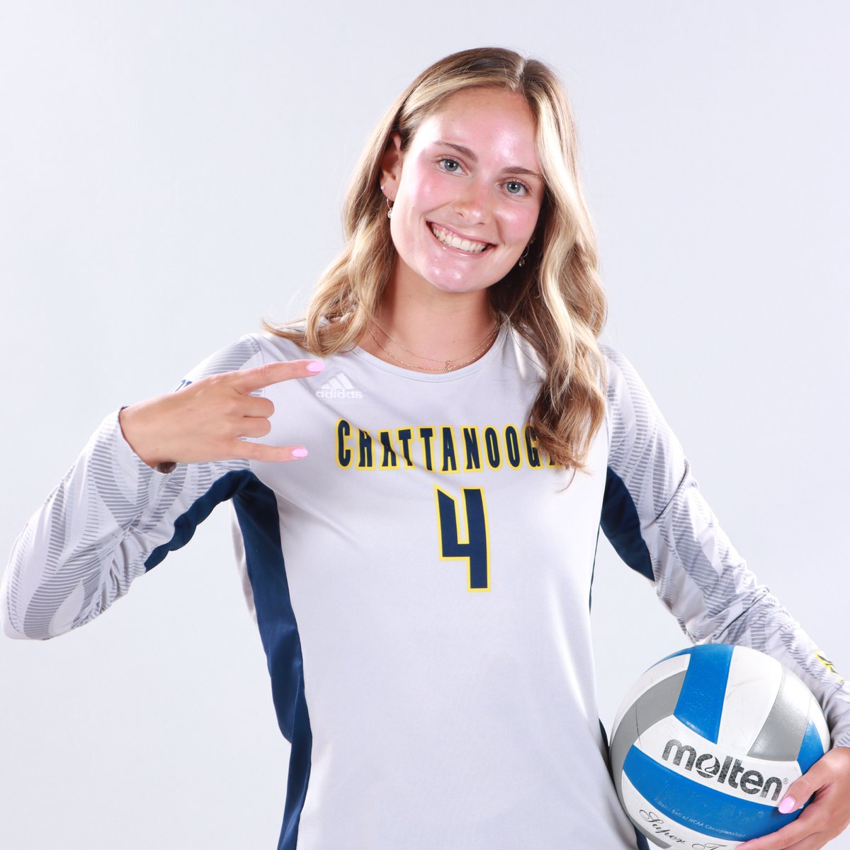 Makenzie Jordan has checked into the game for the Mocs, officially marking her 100th career collegiate volleyball match!

Congrats Makenzie! #GoMocs