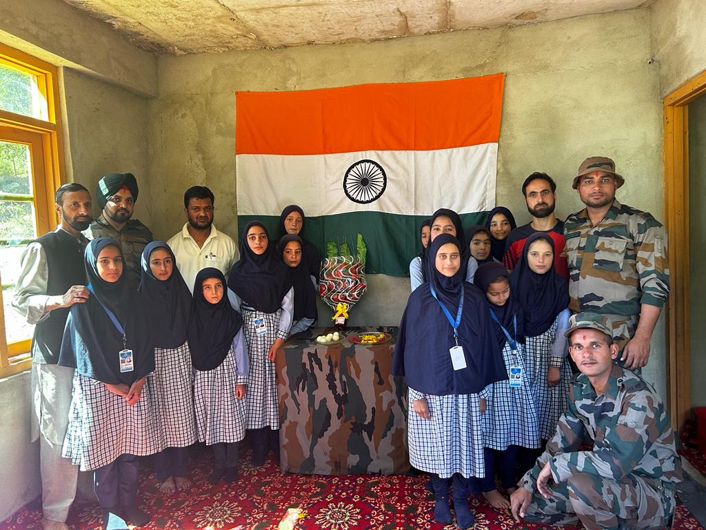 Striking1979's tweet photo. 🇮🇳 Embracing the spirit of unity and love, Panzgam Army Camp celebrated Rakshabandhan with heartwarming gestures. Girls from Lunahare High Sec School tied rakhis to our brave soldiers, showing unwavering support. 🌟🙏 #Rakshabandhan #Unity #Gratitude # https://t.co/g7SLPFcJSY