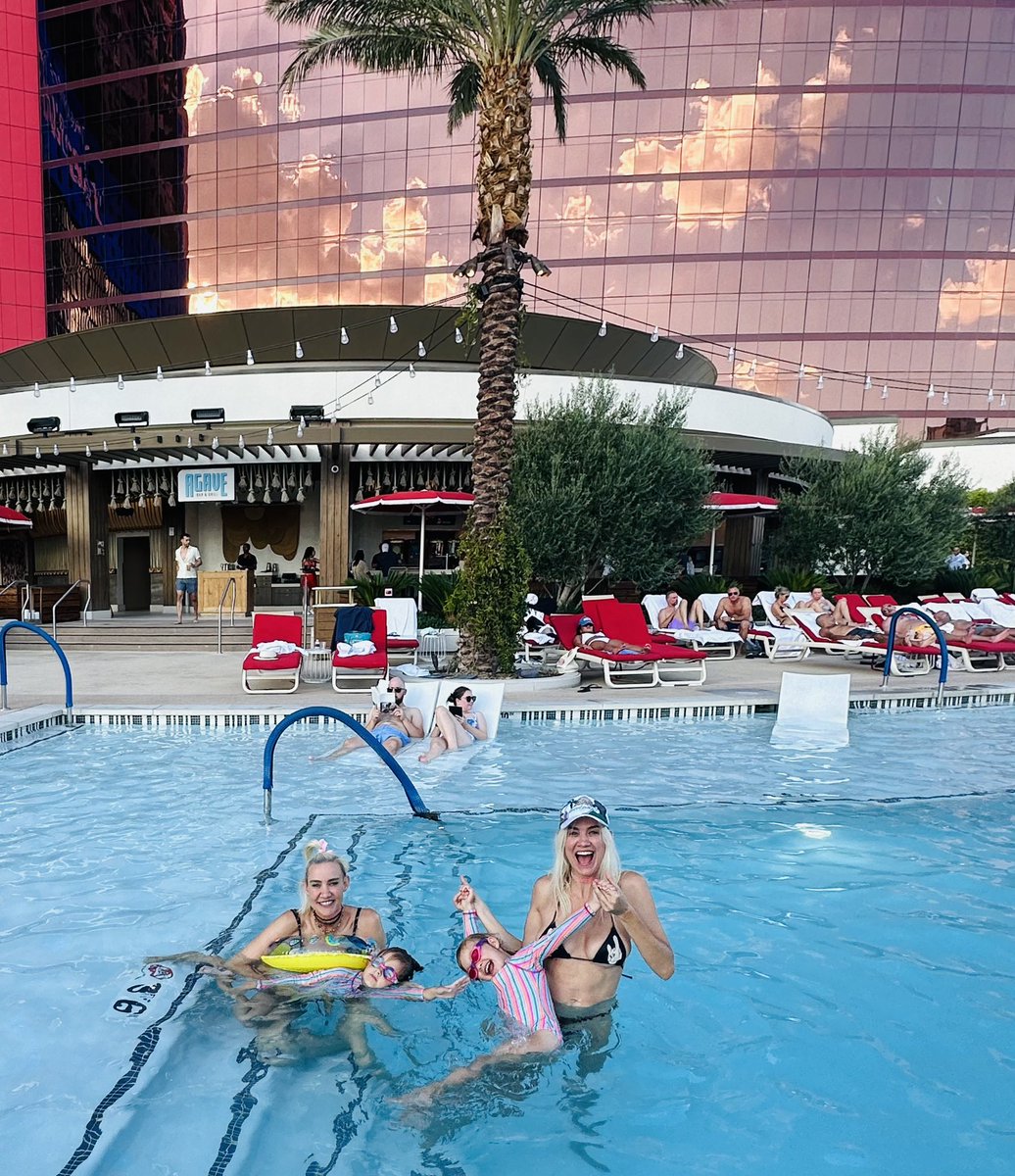 VEGASSSS with our next gens!!! 👧👧❤️❤️👯‍♀️👯‍♀️ #AyuDayClub we are on our way back will see you this afternoon baby!! Happy Labour Day Long Weekend indeed 🇺🇸🙈❤️❤️ <a href="/ZoukGroupLV/">ZoukGroupLV</a> 
#Vegas #USA #labourdaylongweekend #NERVObabiesontour
