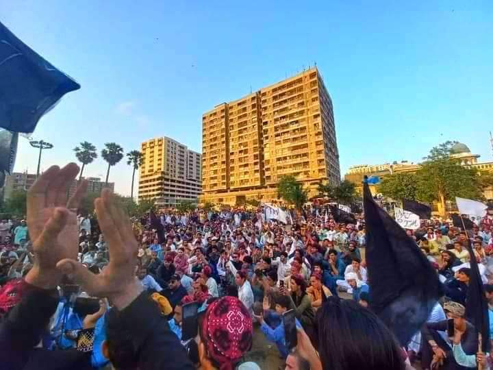 Noorullah_PTM's tweet photo. #کراچیPTM آج سندھ پولیس کے طرف سے شدید رکاوٹوں کے باوجود اور درجنوں کارکنوں کے گرفتاری کے باوجود PTM کراچی کا احتجاجی مظاہرہ ۔
#ReleasePTMActivists https://t.co/CIUv4motEC