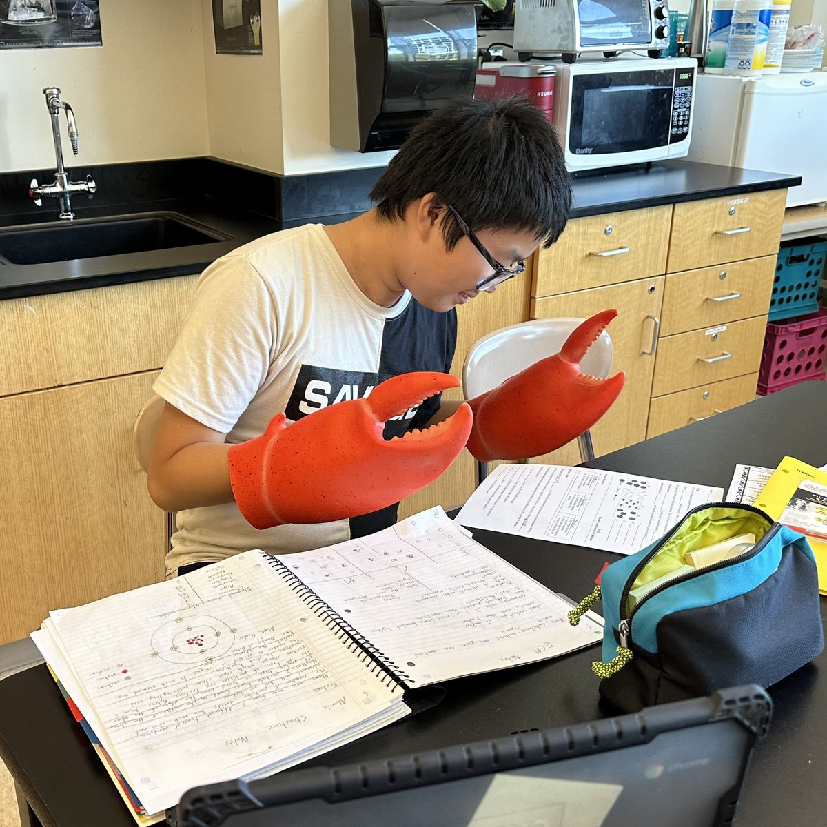 mrscienceteach's tweet image. Todays @classcraftgame #RandomEvent was “Feeling Crabby”. Manson did an amazing job reviewing for our Test using the crab claws. #gamification