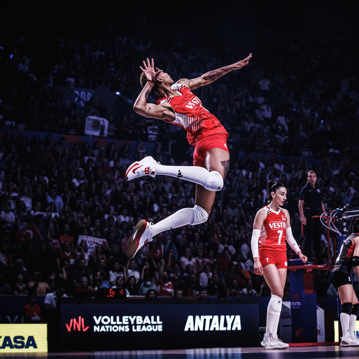 Melissa Vargas, şov yapıyor.