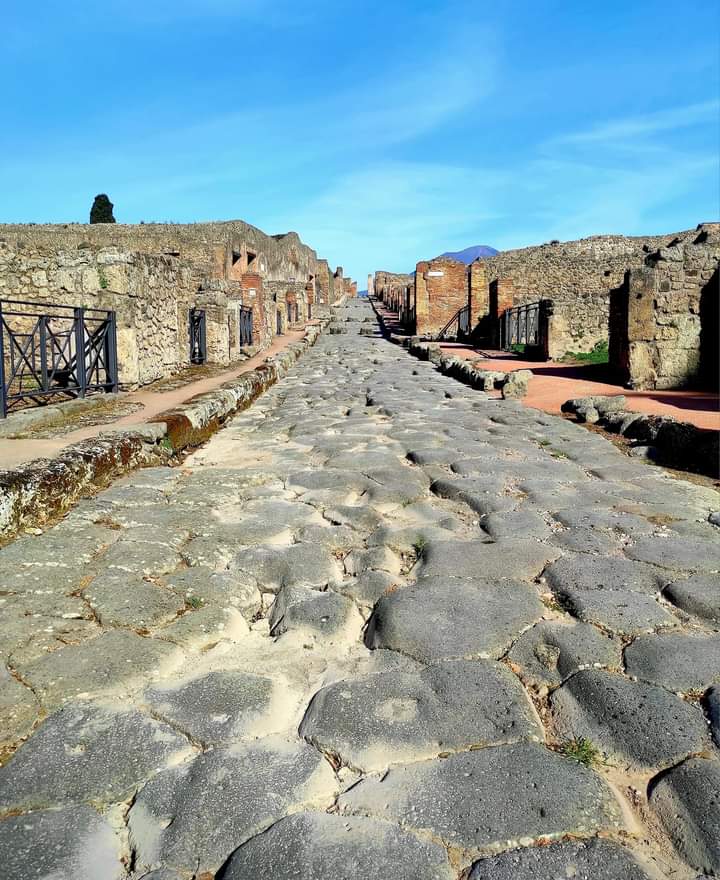 antocoppola60's tweet photo. Ma #secondoTe , dove poteva condurre quella strada?😏
Auuuuuuhhhh😁
Lupanare di Pompei 😋
#buonaSerata 🍷🌹🔥🍀😁 https://t.co/8Vi2wjwJkw