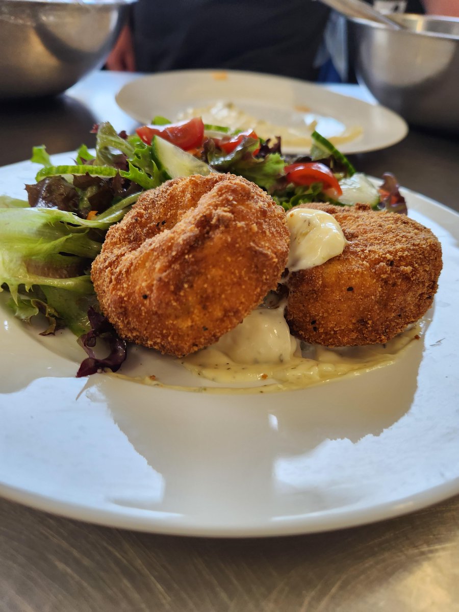 krackerscaters's tweet photo. Good afternoon folks!
Today we made absolutely delicious fish cakes served with a creamy remoulde and side salad.
Our freezer is full of frozen meals to take home for lunches and dinners for the week.
@CausewayWork https://t.co/ZIK2ilSUdc