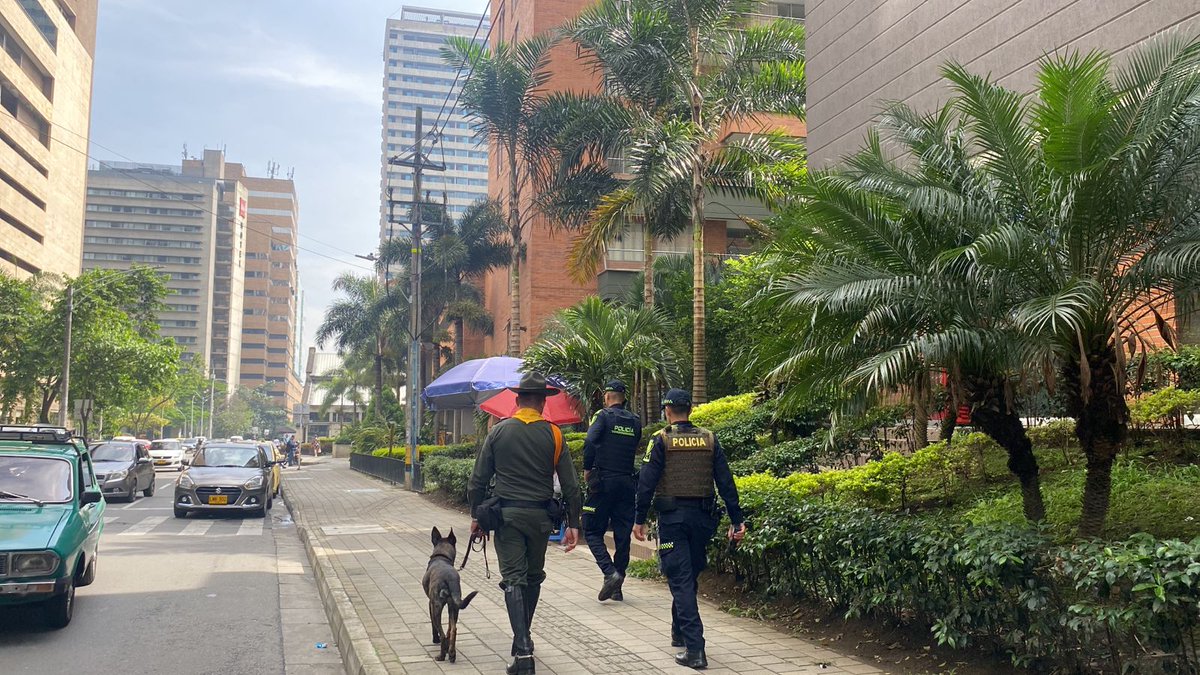 seguridadmed's tweet photo. ⚠️Seguimos trabajando en la mejora de los espacios de la ciudad a través de nuestro #PlanParques. Esta vez, enfocamos nuestros esfuerzos en el sector Ciudad del Río de la #Comuna14. Verificamos documentos y regulamos áreas identificadas como necesarias en este lugar de la ciudad. https://t.co/hfQxnHatzn