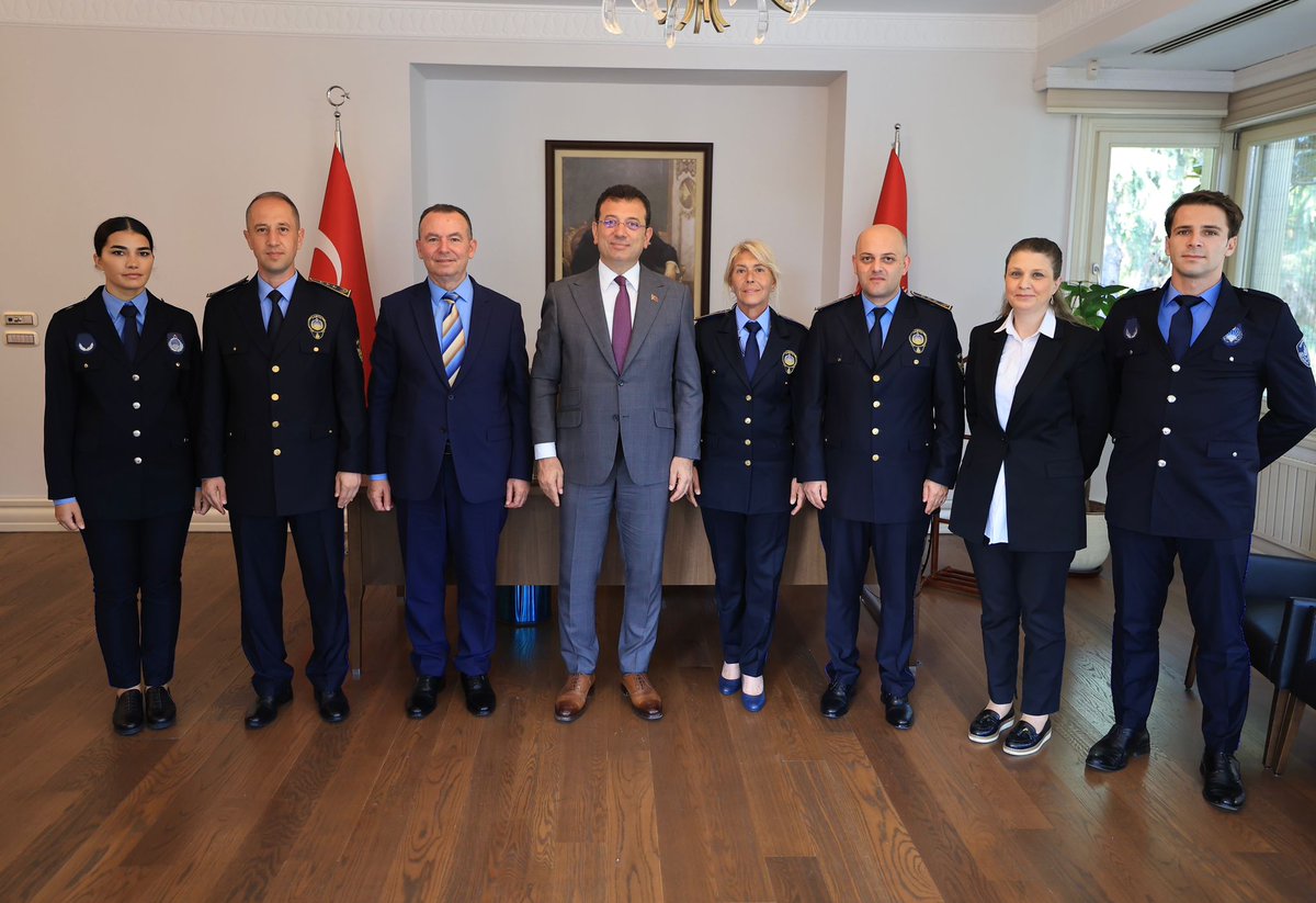 ibbzabita's tweet photo. 👮 Zabıta Teşkilatımızın 197. Kuruluş Yıl Dönümü kapsamında Belediye Başkanımız Sayın Ekrem İmamoğlu, Zabıta Daire Başkanımız, birim müdürlerimiz ve mesai arkadaşlarımızı kabul ederek Zabıta Haftası'nı tebrik etti.

#ZabıtaHaftası https://t.co/zOGDeVAxJ4