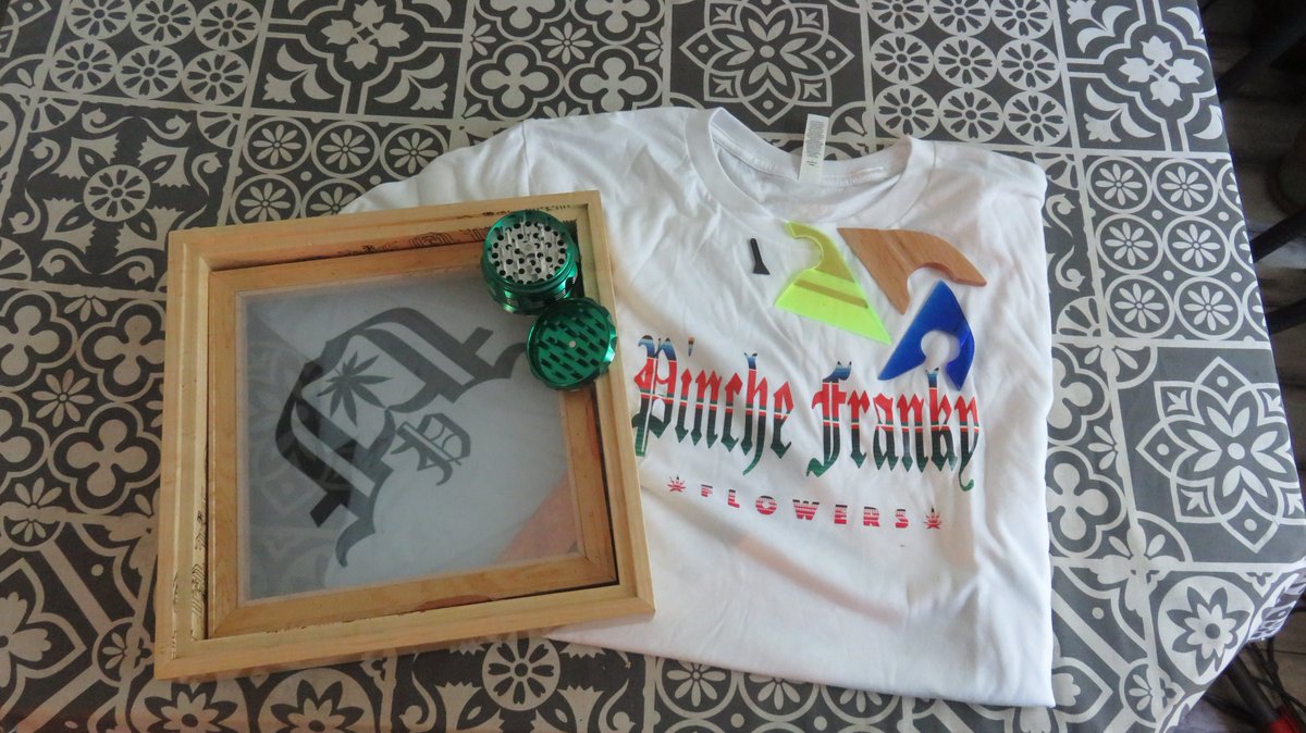 MarkEGDorey1's tweet photo. #FF @BIGHURT
Got a special pkg in the mail today. A #Flowbox from Franky's studio. These things are even better in person than in pics. There is no better rolling tray/box that I have been able to find. He even sent me a nice grinder and scrapers...and this T-shirt! Thnx Franky! https://t.co/GYAyvo6K6e